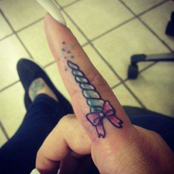 Unikali vienaragio rago tatuiruotė ant piršto