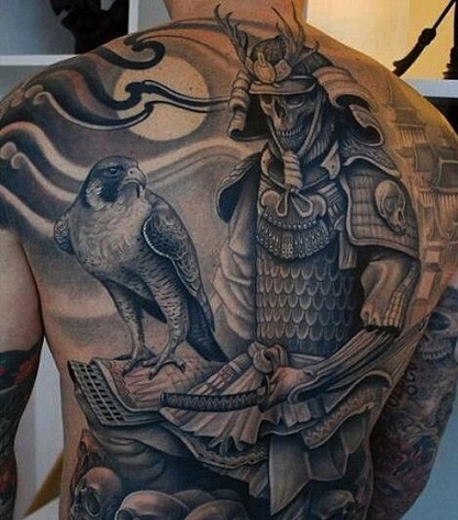 Kaukolės samurajus su erelio tatuiruote