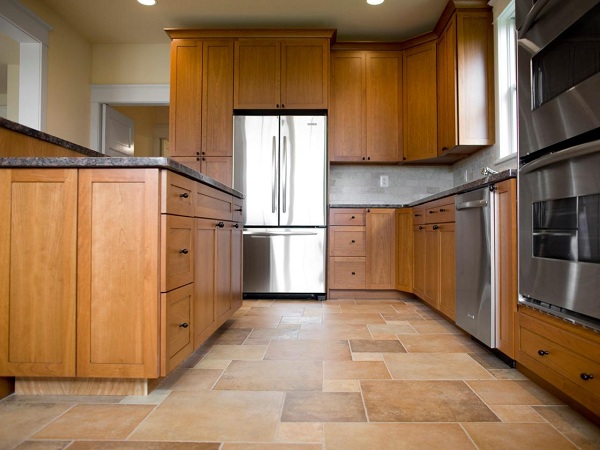Rudos virtuvės grindų plytelės