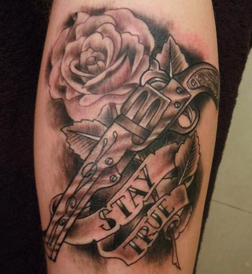 Ginklų ir rožių tatuiruotė su žodžiais