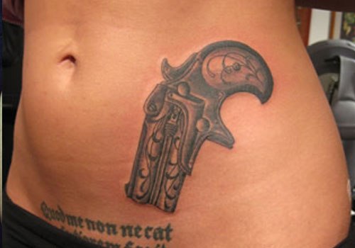 Paprasta senovinė senovinė revolverio tatuiruotė