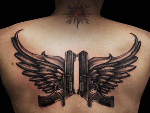 Dvi ginklų tatuiruotės ant nugaros