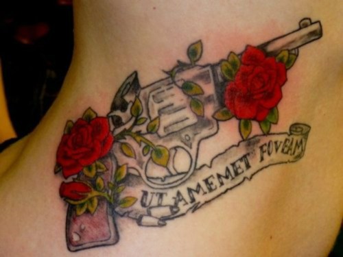 Ginklo ir rožių tatuiruočių dizainas mergaitėms