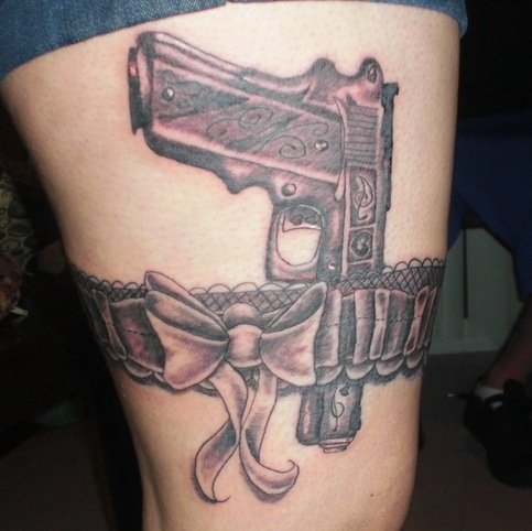 Pistoleto laikiklio pistoleto tatuiruotė ant šlaunies