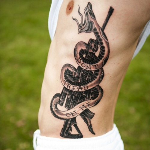 Ginklo ir gyvatės tatuiruotės dizainas vyrams