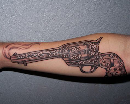 Rūkymo pistoleto tatuiruotės dizainas ant rankų