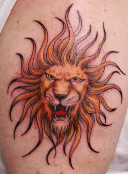 Saulės liūto veido tatuiruotės dizainas ant šlaunies