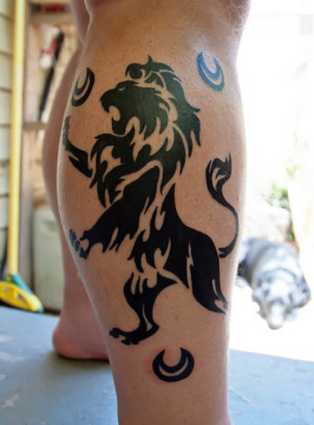 Liūto tatuiruotės genties dizainas ant kojos