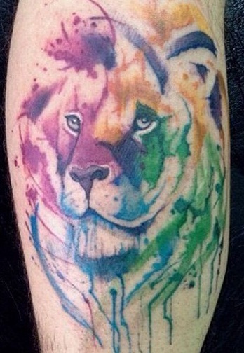 Akvarelės liūto tatuiruotė ant kojos