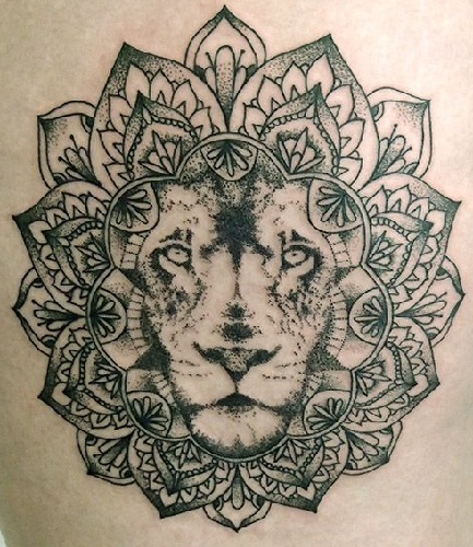 Gėlių sukurta liūto tatuiruotė