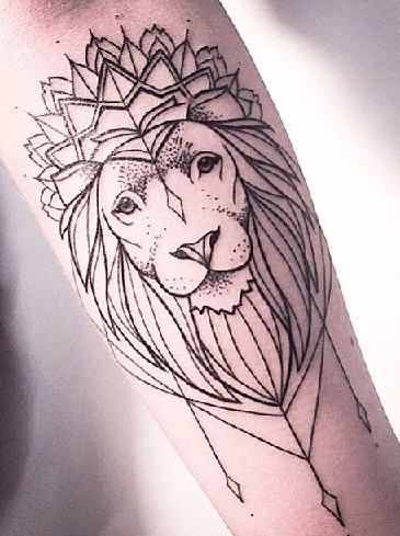 „Black and Dot Work“ liūto tatuiruotė ant riešo