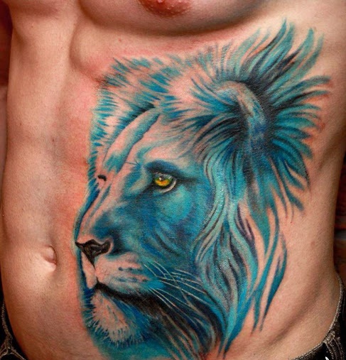 Mėlynos spalvos liūto tatuiruotė ant šonkaulių narvo vyrams