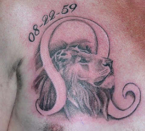 Astrologinė liūto tatuiruotė ant krūtinės