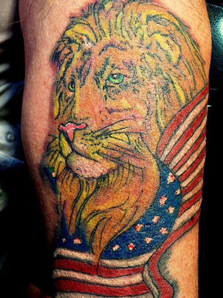 Amerikos vėliavos tatuiruotė su liūtu