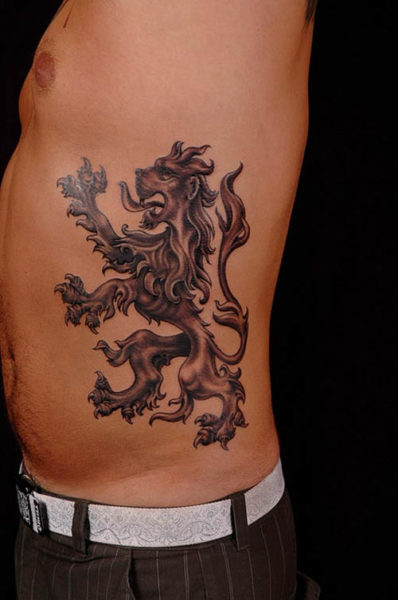 Liūto šėlstanti tatuiruotė ant šonkaulių