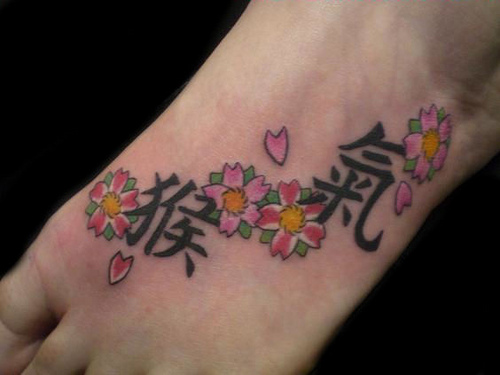Pėdų gėlių tatuiruotė su „Kanji“ dizainu