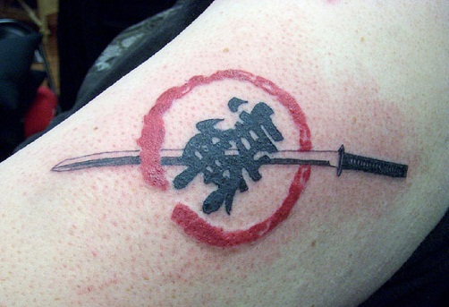Ninja Kılıcı ve Japon Kanji Dövmesi