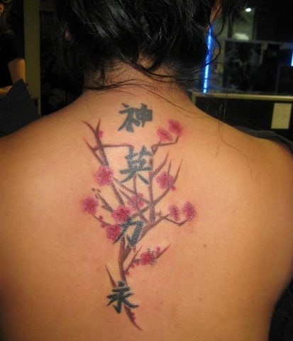 Gamta ir Kanji tatuiruotė ant moters nugaros
