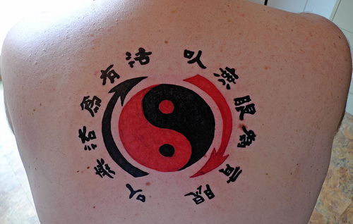 Kanji Yin ir Yang simbolių tatuiruotė
