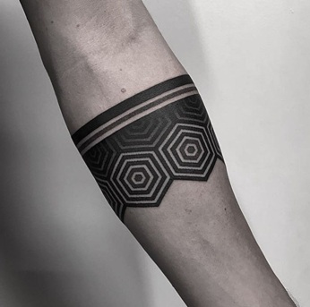 Geometrinė rankinės tatuiruotė