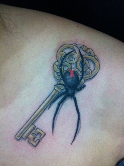 Juoda voro tatuiruotė su raktu