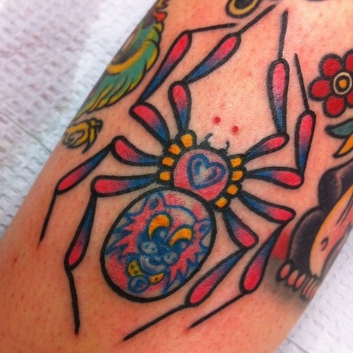 Miela spalvota vorų tatuiruotė mergaitėms