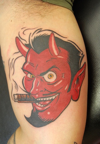 Rūkanti raudonojo velnio tatuiruotė