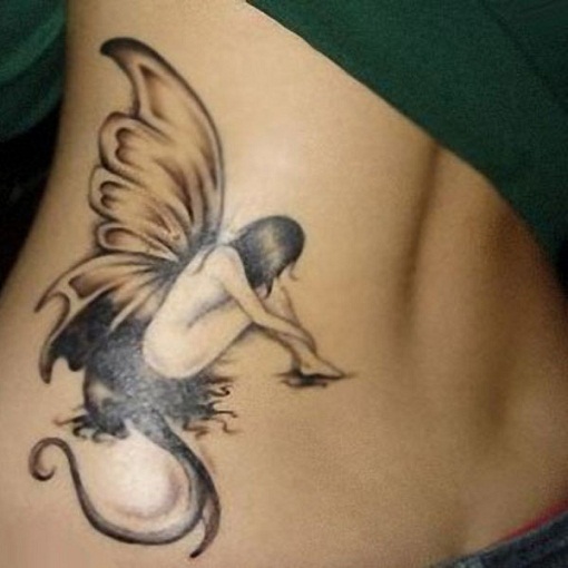 Liūdnos pasakų tatuiruotės dizainas apatinėje nugaros dalyje