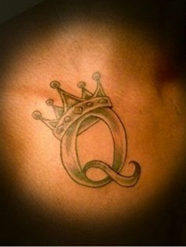Šešėlinė Q raidžių tatuiruotė su karūna