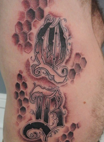 Plati Q raidžių tatuiruotė