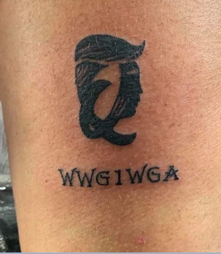 Unikalus Q raidžių tatuiruotės dizainas