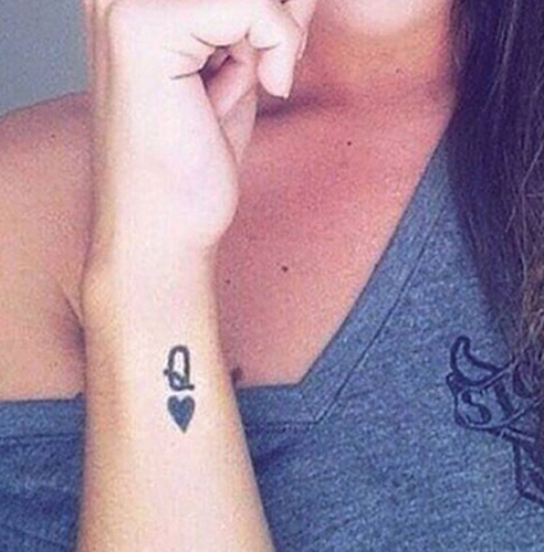 Mielas Q raidžių tatuiruotės dizainas