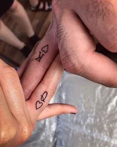Porų Q raidžių tatuiruotės dizainas