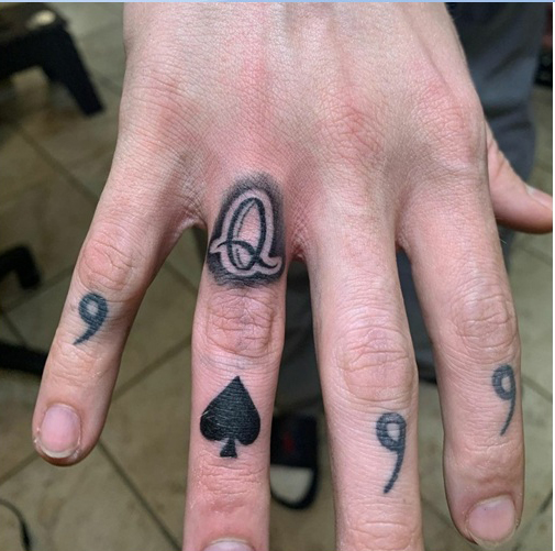 Q raidės tatuiruotė ant žiedo piršto