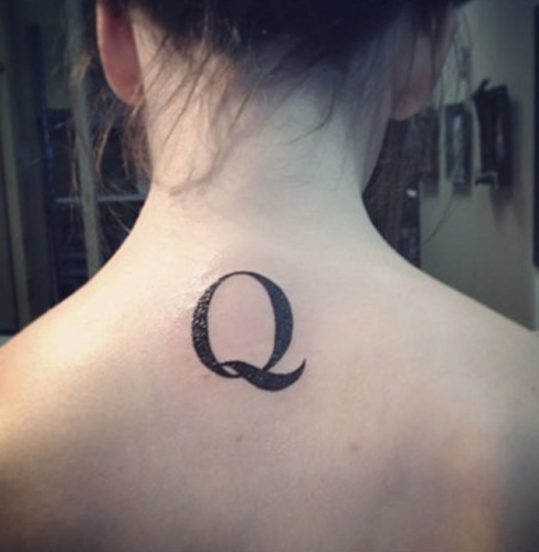 Q abėcėlės tatuiruotė ant kaklo