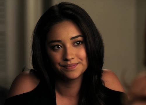 Shay Mitchell Makyajsız 12