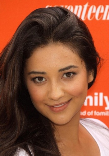 Shay Mitchell Makyajsız 15