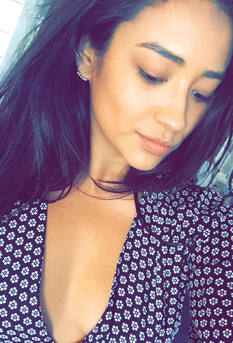 Shay Mitchell Makyajsız 3