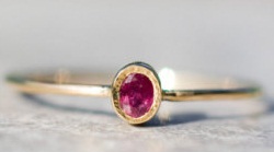 Unikalus aukso spalvos rubino žiedas