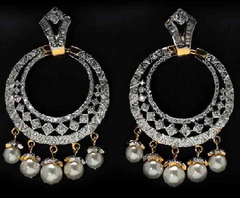 Akinantis senovinis platinos „Jhumka“ su perlais