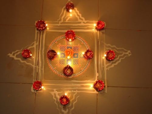 „Diwali Kolam Rangoli“ dizainas su 3 atspalviais