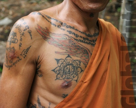 Göğüste Budist Mantra Dövmesi
