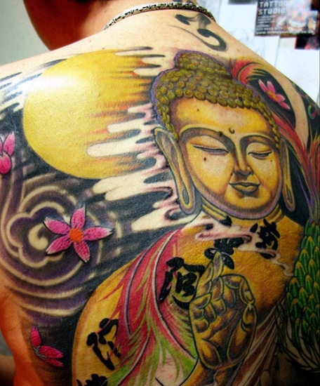 Sırtta Renkli Buda Dövmeleri