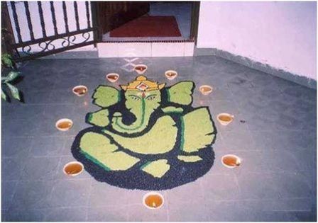 Rangoli'yi Çevreleyen Diyas