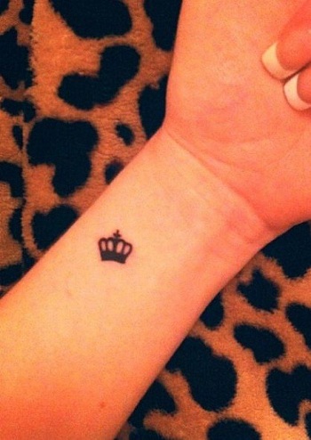 karaliaus simbolio tatuiruotė ant riešo