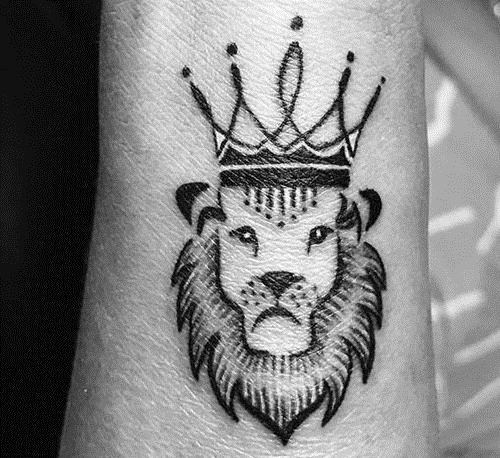 Liūto karaliaus tatuiruotė ant rankų