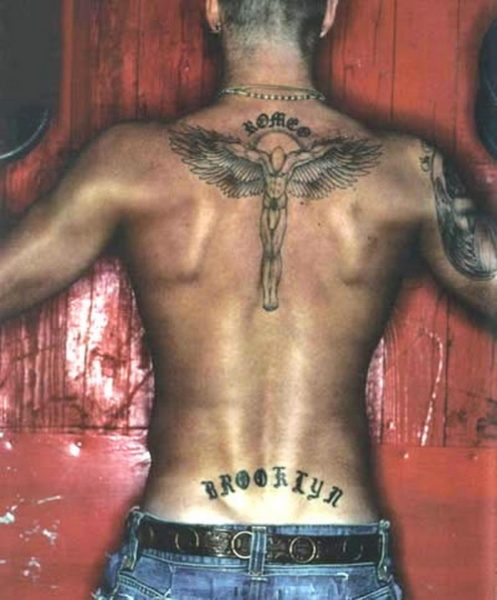 Romeo tatuiruotė ant David Beckham viršutinės nugaros dalies