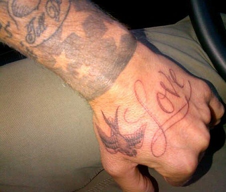 Davido Beckhamo riešo tatuiruotė- „Meilė ir paukščiai“