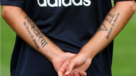 Lotynų kalbos frazės tatuiruotė ant David Beckham dešinės rankos