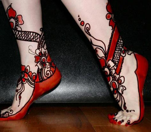 Raudonos spalvos pėdų Mehendi dizainas